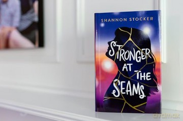 Stronger at the Seams (Blink) - Shannon Stocker [KSIĄŻKA]