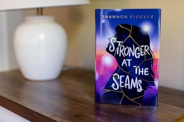 Stronger at the Seams (Blink) - Shannon Stocker [KSIĄŻKA]