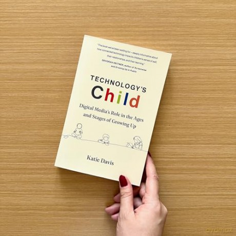 Technology's Child: Digital Media's Role in the Ages and Stages of Growing Up - Katie Davis [KSIĄŻKA]