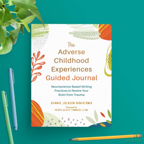 The Adverse Childhood Experiences Guided Journal: Neuroscience-Based Writing Practices to Rewire Your Brain from Trauma (The New Harbinger Journals for Change) - Donna J. Nakazawa [KSIĄŻKA]