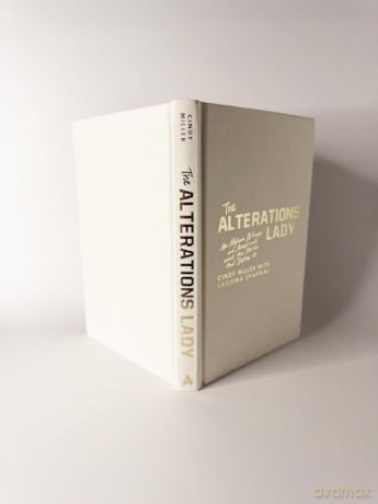 The Alterations Lady: An American, an Afghan Refugee, and the Stories that Define Us - Cindy Miller [KSIĄŻKA]