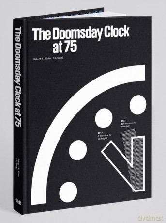 The Doomsday Clock at 75 - Robert K. Elder [KSIĄŻKA]