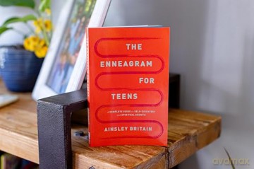 The Enneagram for Teens: A Complete Guide to Self-Discovery and Spiritual Growth - Ainsley Britain [KSIĄŻKA]