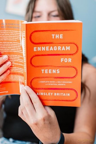 The Enneagram for Teens: A Complete Guide to Self-Discovery and Spiritual Growth - Ainsley Britain [KSIĄŻKA]