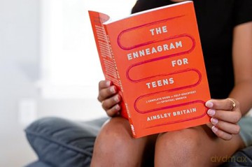 The Enneagram for Teens: A Complete Guide to Self-Discovery and Spiritual Growth - Ainsley Britain [KSIĄŻKA]