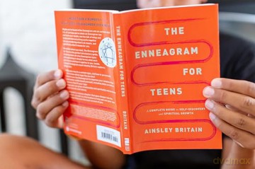The Enneagram for Teens: A Complete Guide to Self-Discovery and Spiritual Growth - Ainsley Britain [KSIĄŻKA]