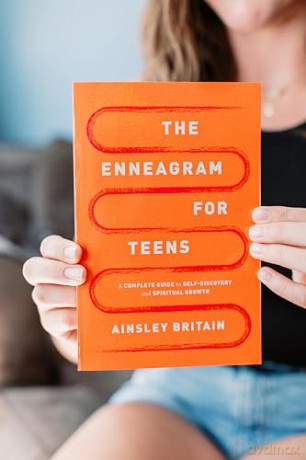 The Enneagram for Teens: A Complete Guide to Self-Discovery and Spiritual Growth - Ainsley Britain [KSIĄŻKA]