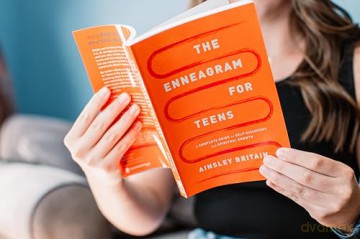 The Enneagram for Teens: A Complete Guide to Self-Discovery and Spiritual Growth - Ainsley Britain [KSIĄŻKA]