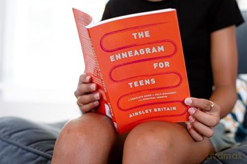 The Enneagram for Teens: A Complete Guide to Self-Discovery and Spiritual Growth - Ainsley Britain [KSIĄŻKA]