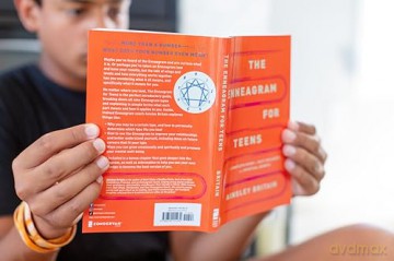 The Enneagram for Teens: A Complete Guide to Self-Discovery and Spiritual Growth - Ainsley Britain [KSIĄŻKA]