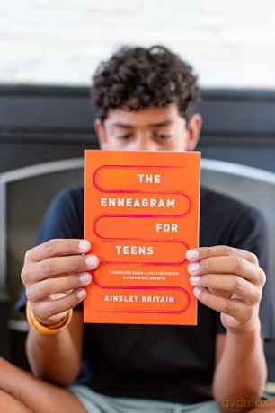 The Enneagram for Teens: A Complete Guide to Self-Discovery and Spiritual Growth - Ainsley Britain [KSIĄŻKA]