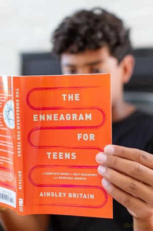 The Enneagram for Teens: A Complete Guide to Self-Discovery and Spiritual Growth - Ainsley Britain [KSIĄŻKA]