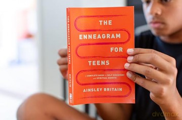 The Enneagram for Teens: A Complete Guide to Self-Discovery and Spiritual Growth - Ainsley Britain [KSIĄŻKA]