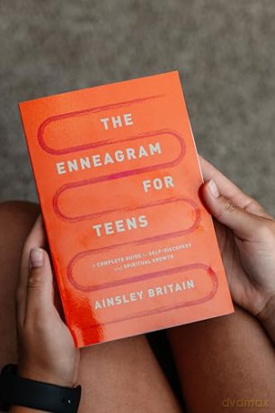 The Enneagram for Teens: A Complete Guide to Self-Discovery and Spiritual Growth - Ainsley Britain [KSIĄŻKA]