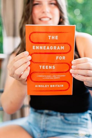 The Enneagram for Teens: A Complete Guide to Self-Discovery and Spiritual Growth - Ainsley Britain [KSIĄŻKA]