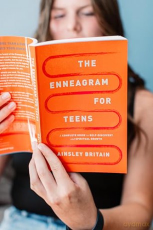 The Enneagram for Teens: A Complete Guide to Self-Discovery and Spiritual Growth - Ainsley Britain [KSIĄŻKA]