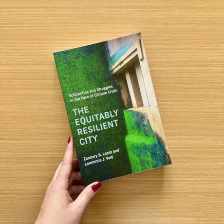The Equitably Resilient City: Solidarities and Struggles in the Face of Climate Crisis (Urban and Industrial Environments) - Zachary B. Lamb [KSIĄŻKA]