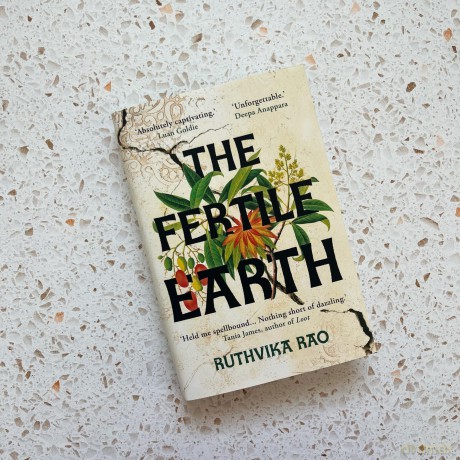 The Fertile Earth: 'Destined to be a future classic' Guardian - Ruthvika Rao [KSIĄŻKA]