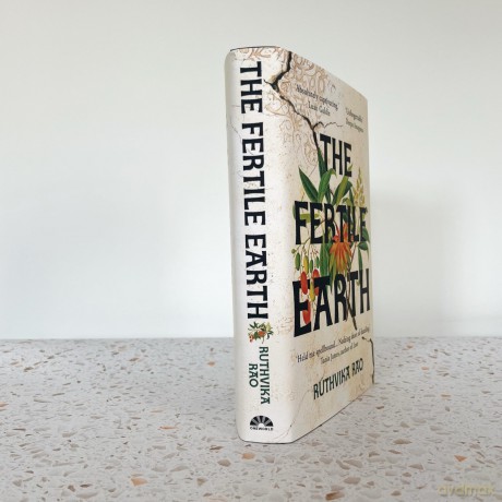 The Fertile Earth: 'Destined to be a future classic' Guardian - Ruthvika Rao [KSIĄŻKA]