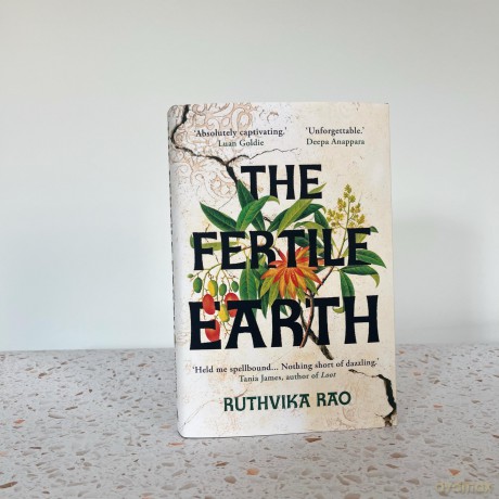 The Fertile Earth: 'Destined to be a future classic' Guardian - Ruthvika Rao [KSIĄŻKA]