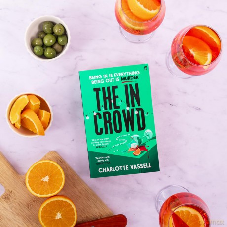 The In Crowd: Agatha Christie meets Made in Chelsea in this witty and addictive whodunnit - Charlotte Vassell [KSIĄŻKA]