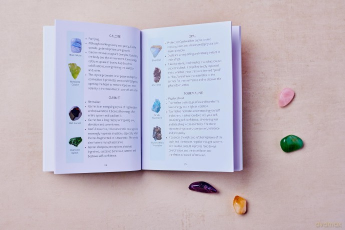 The Little Box of Crystals to Heal the Mind, Body and Spirit - Judy Hall [KSIĄŻKA]