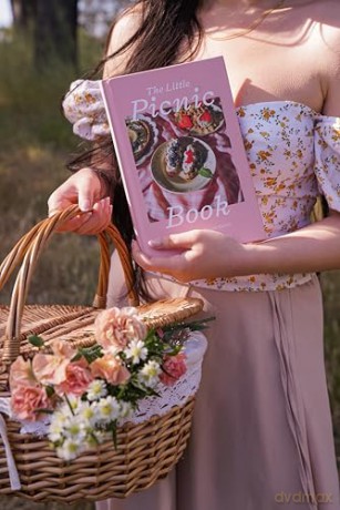 The Little Picnic Book: A Cottagecore Picnic Guide (Picnic Book, Brunch Ideas, Cottagecore Aesthetic) - Cristina Viseu [KSIĄŻKA]