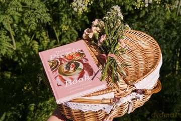 The Little Picnic Book: A Cottagecore Picnic Guide (Picnic Book, Brunch Ideas, Cottagecore Aesthetic) - Cristina Viseu [KSIĄŻKA]