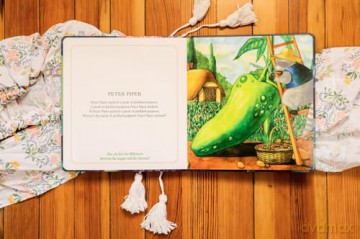 The Mother Goose Nursery Rhymes Touch and Feel Board Book: A Touch and Feel Lift the Flap Board Book - Thomas Nelson [KSIĄŻKA]