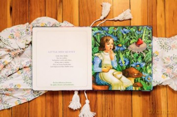 The Mother Goose Nursery Rhymes Touch and Feel Board Book: A Touch and Feel Lift the Flap Board Book - Thomas Nelson [KSIĄŻKA]