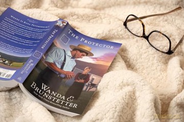 The Protector: A Mifflin County Mystery - Book 1 Volume 1 (Mifflin County Mysteries, 1) - Wanda E Brunstetter [KSIĄŻKA]