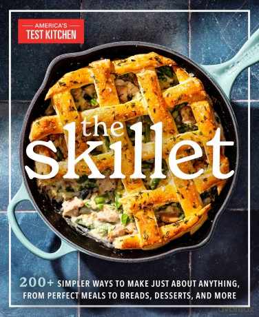 The Skillet: 200+ Simpler Ways to Make Just About Anything, From Perfect Meals to Breads, Des serts, and More - America's Test Kitchen [KSIĄŻKA]