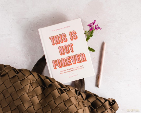 This Is Not Forever: Hopeful Reminders That God Has Abundantly More in Store (90 Devotions) - Sarah Grace Hallas [KSIĄŻKA]