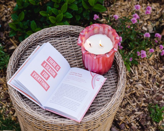 This Is Not Forever: Hopeful Reminders That God Has Abundantly More in Store (90 Devotions) - Sarah Grace Hallas [KSIĄŻKA]