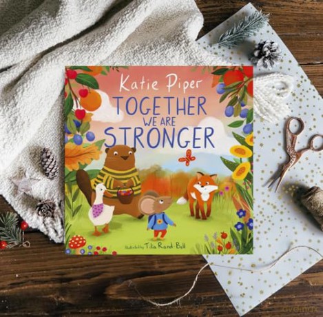 Together We Are Stronger (A Teeny Mouse Adventure) - Katie Piper [KSIĄŻKA]