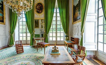 Trianon and the Queen's Hamlet at Versailles: A Private Royal Retreat - Jacques Moulin [KSIĄŻKA]