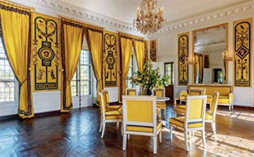 Trianon and the Queen's Hamlet at Versailles: A Private Royal Retreat - Jacques Moulin [KSIĄŻKA]