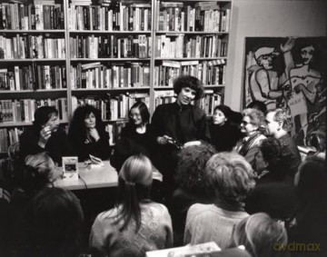 Village Voices: A Memoir of the Village Voice Bookstore, Paris, 1982-2012 - Odile Hellier [KSIĄŻKA]