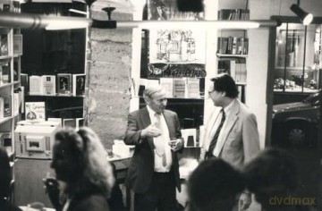 Village Voices: A Memoir of the Village Voice Bookstore, Paris, 1982-2012 - Odile Hellier [KSIĄŻKA]