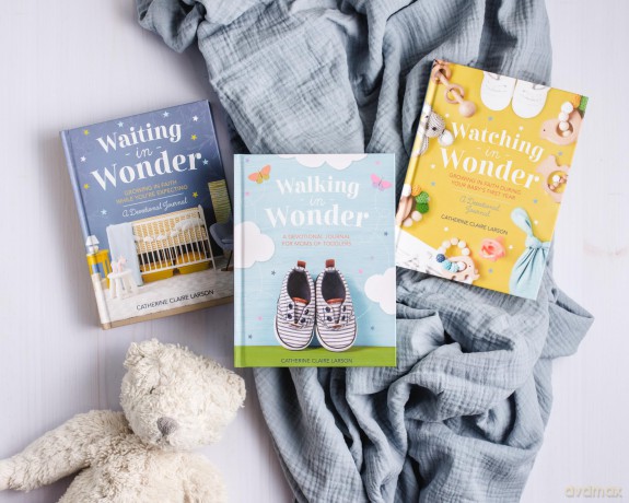 Walking in Wonder: A Devotional Journal for Moms of Toddlers - Catherine Claire Larson [KSIĄŻKA]