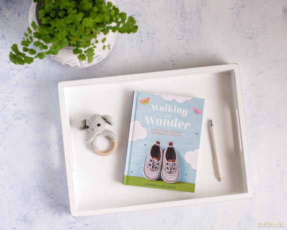 Walking in Wonder: A Devotional Journal for Moms of Toddlers - Catherine Claire Larson [KSIĄŻKA]