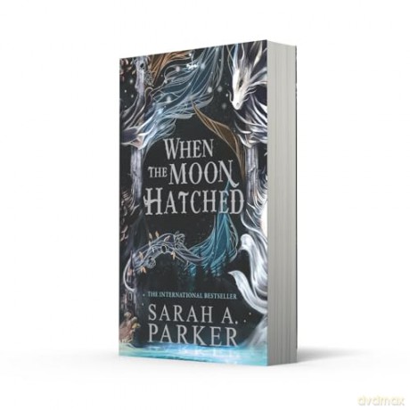 When the Moon Hatched: The #1 SUNDAY TIMES bestselling sensation: Book 1 (The Moonfall Series) - Sarah A. Parker [KSIĄŻKA]