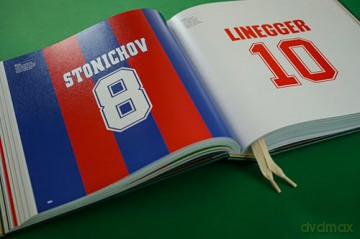 A Tale Of Two Halves: The History of Football Video Games (Captain's Edition) | Retro Gaming Book by Bitmap Books - Bitmap Books [KSIĄŻKA]