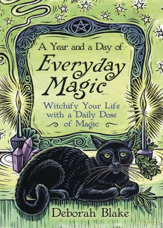 A Year and a Day of Everyday Magic: Witchify Your Life with a Daily Dose of Magic (Everyday Witchcraft) - Deborah Blake [KSIĄŻKA]