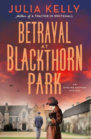 Betrayal at Blackthorn Park: A Mystery: 2 (Evelyne Redfern) - Julia Kelly [KSIĄŻKA]