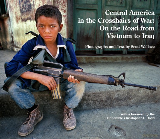 Central America in the Crosshairs of War: On the Road from Vietnam to Iraq - Scott Wallace [KSIĄŻKA]