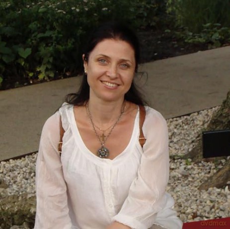 Contrast in Crewel Embroidery: Modern designs on light and dark - Tatiana Popova [KSIĄŻKA]