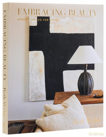 Embracing Beauty: Serene Spaces for Living - Beth Webb [KSIĄŻKA]