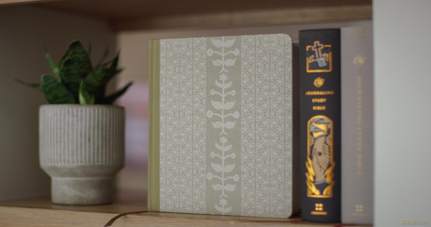 ESV Journaling Study Bible, Artist Series (Cloth over Board, Lulie Wallace, Isa): English Standard Version Journaling Study Bible With Ribbon Marker [KSIĄŻKA]