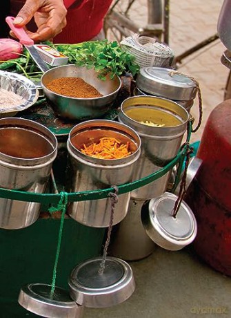 India Local: Classic Street Food Recipes - Sonal Ved [KSIĄŻKA]